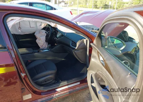 2018 Buick Regal Sportback Essence z USA, uszkodzony, nr VIN W04GP6SX6J1057445